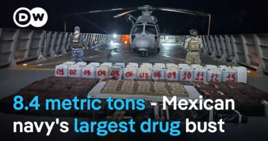 How do drug cartels use submarines and semi-submersibles to smuggle cocaine underwater? | DW News