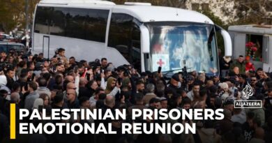 Palestinian prisoners start coming off bus in Ramallah