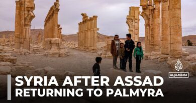 Syrians visit ruins of the ancient city of Palmyra