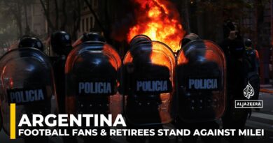 Football fans unite with retirees in weekly protest against Milei’s policies in Buenos Aires