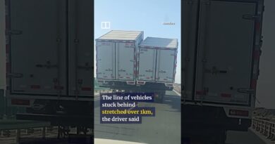 Truck in China carries 2 containers side by side, blocking traffic on highway #shorts