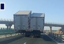 Truck in China carries 2 containers side by side, blocking traffic on highway