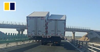 Truck in China carries 2 containers side by side, blocking traffic on highway